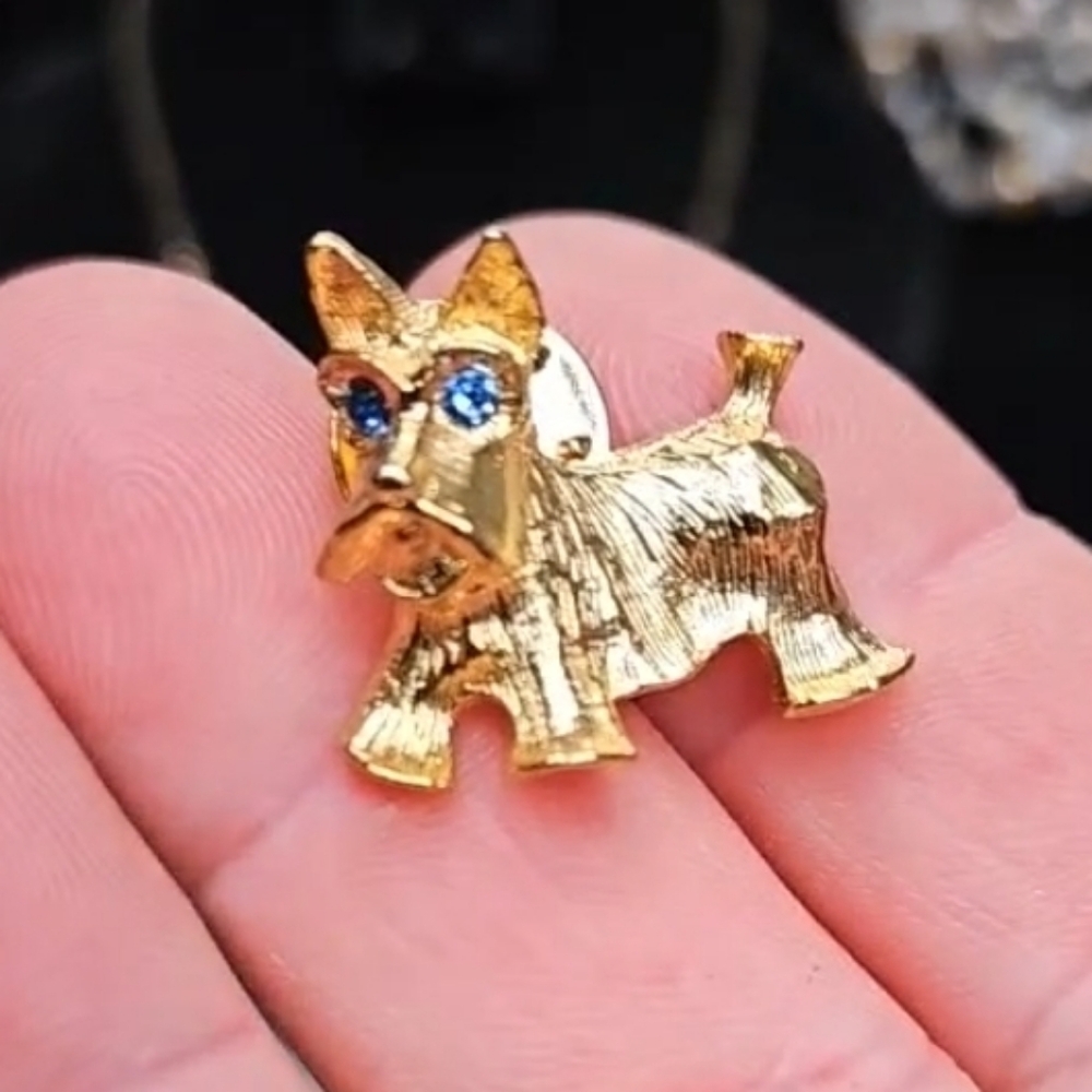 Signed JJ Scottish Terrier Dog Pin Blue Eyes Gold Tone Vintage - Picture 2 of 3